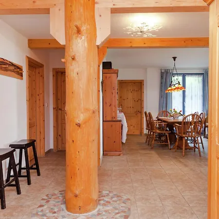 Vila Stately With Garden